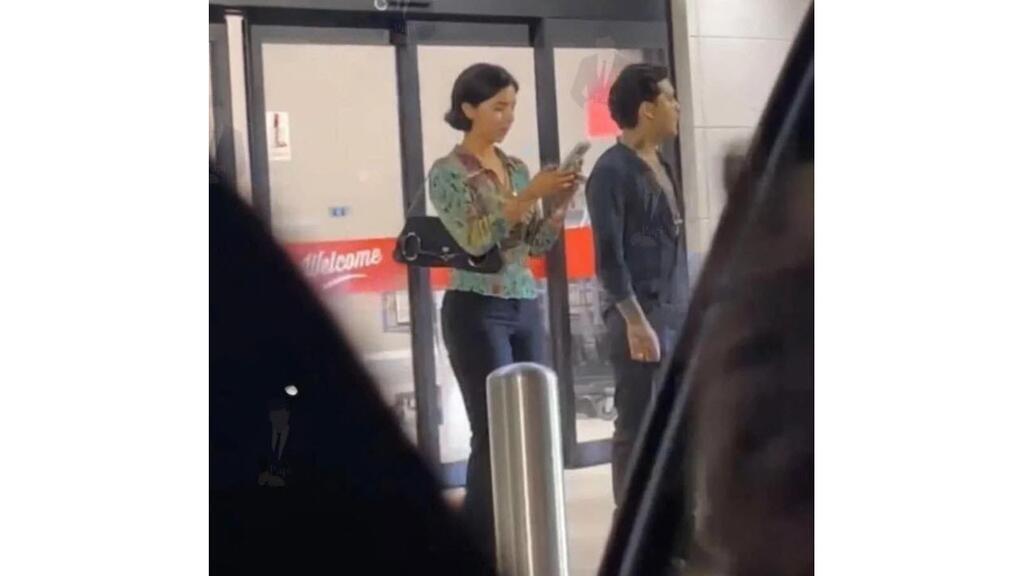 La pareja fue vista por primera vez en un restaurante en Los Ángeles, California. Estos disfrutaban de una amena cena juntos, lo que alimentaba los rumores de que su relación podía estar floreciendo.