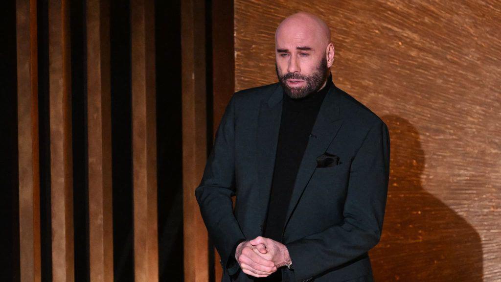 John Travolta nos dio un momento emotivo cuando presentó el homenaje a las celebridades del cine que fallecieron el año pasado. Dentro de este tributo estaba Olivia Newton John, co protagonista de Travolta en Vaselina. 