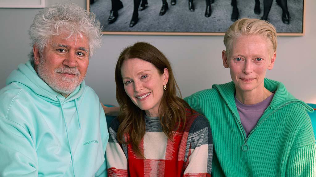 La habitación de al lado es el primer largometraje completamente en inglés del director Pedro Almodóvar, protagonizado por Julianne Moore y Tilda Swinton. Ingrid y Martha fueron muy amigas en su juventud. Ambas trabajaban en la misma revista, pero Ingrid acabó convertida en novelista de autoficción y Martha en reportera de guerra. Las circunstancias de la vida las separaron y, después de muchos años sin tener contacto, vuelven a encontrarse en una situación extrema, pero extrañamente dulce. 