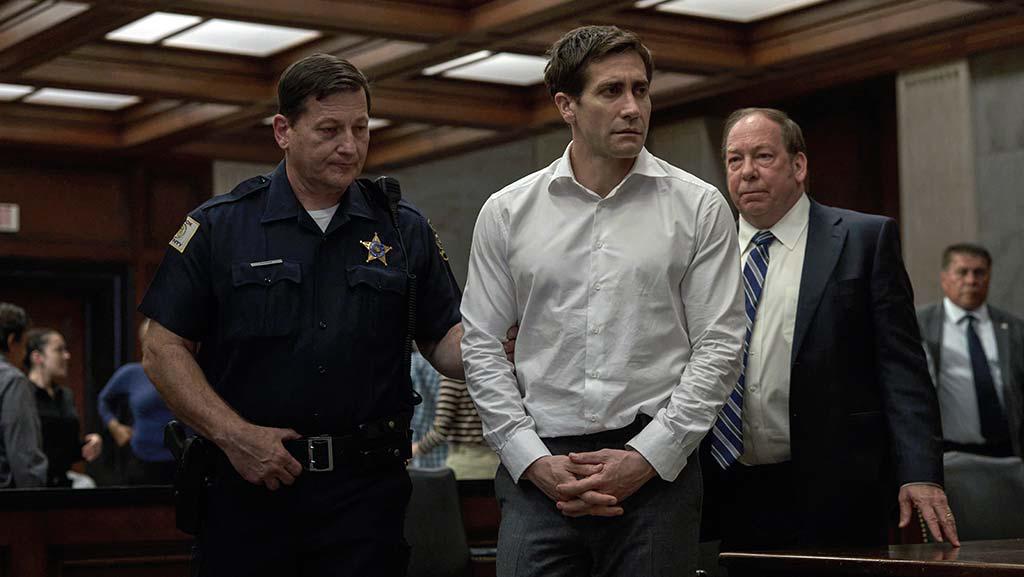 Apple Tv: Presumed Innocent - 12 de junio La emocionante serie limitada lleva a los espectadores en un viaje a través de un terrible asesinato que sacude la oficina del fiscal de Chicago. El fiscal adjunto Rusty Sabich, interpretado por Jake Gyllenhaal, se convierte en el principal sospechoso del crimen. La serie explora la obsesión, el sexo, la política y el poder y los límites del amor, mientras el acusado lucha por mantener unida a su familia y su matrimonio.