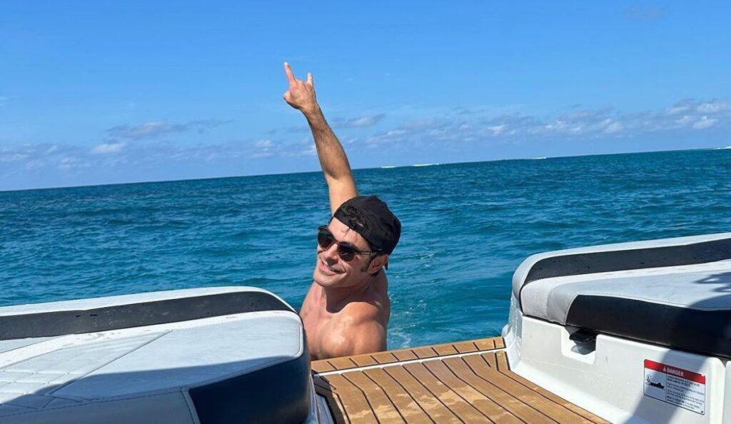 Durante la estadía en una lujosa villa en Ibiza, Zac Efron saltó a la piscina y rápidamente la situación escaló cuando su pecho impactó con el fondo de esta. El choque causó que el actor ingiriera agua, lo que puso en alerta a sus acompañantes.