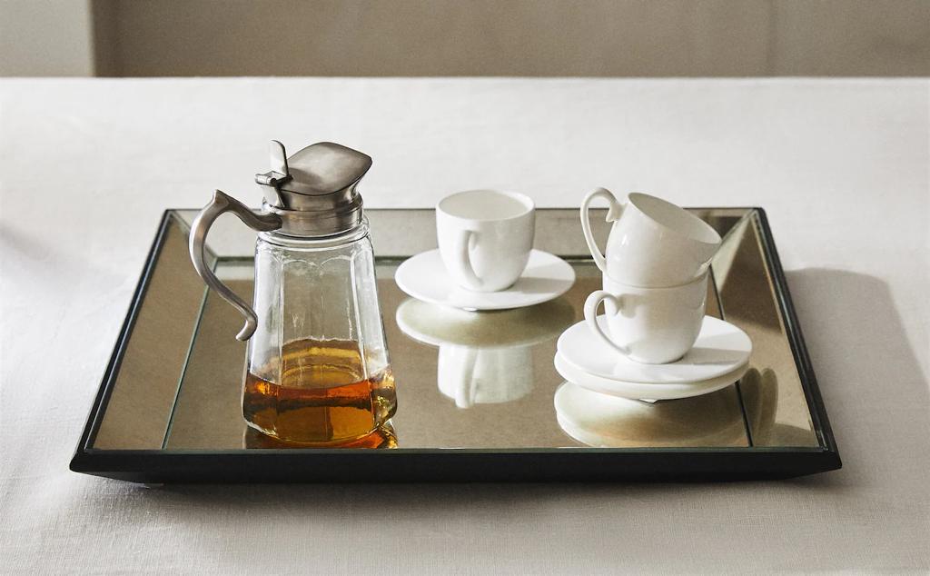 <b>Comedor</b> Bandeja cristal cuadrada con base de espejo envejecido.
