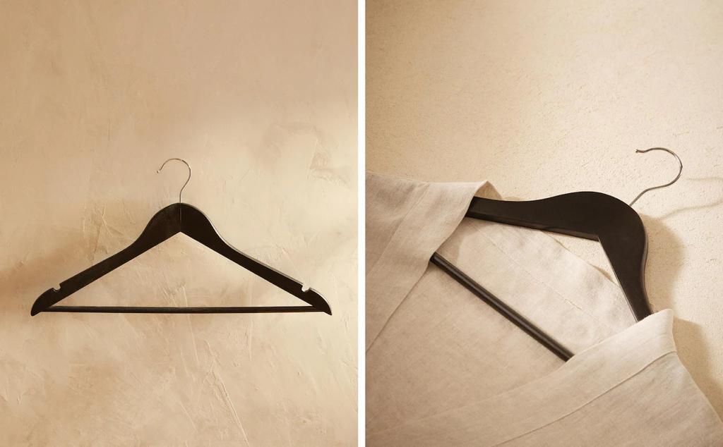 Percha de madera lacada con barra para pantalones.