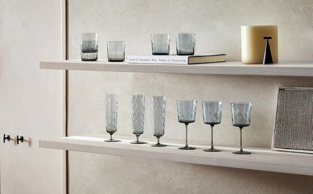 Set de cristal de líneas, incluye copas y vasos.