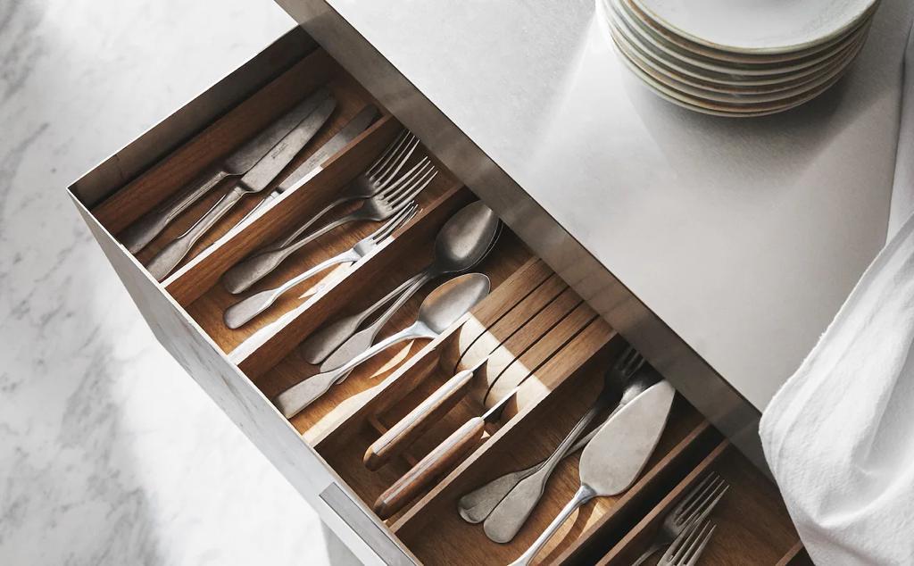 Práctica caja de cubiertos de madera acacia. Cuenta con varios compartimentos para colocar los utensilios de cocina.