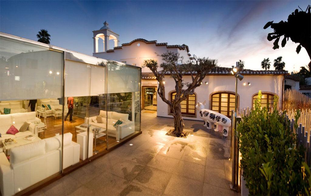 14. Quique Dacosta es un prestigioso restaurante ubicado en Dénia, España, dirigido por el reconocido chef Quique Dacosta. Este establecimiento ha ganado renombre internacional por su enfoque innovador en la cocina española, que combina técnicas vanguardistas con ingredientes locales y de temporada. Quique Dacosta ha sido galardonado con tres estrellas Michelin y es considerado uno de los mejores restaurantes de España y del mundo.