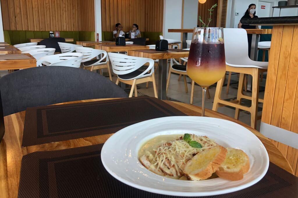 <b>Alegría, Bistró &amp; Café </b>es un espacio que combina la exquisita gastronomía, un vanguardista café y un exclusivo bar, diseñados para sonreír, compartir y disfrutar de una nueva experiencia. Se encuentra ubicado en Tegucigalpa, específicamente en el Centro Comercial VENTU LifeCenter. 