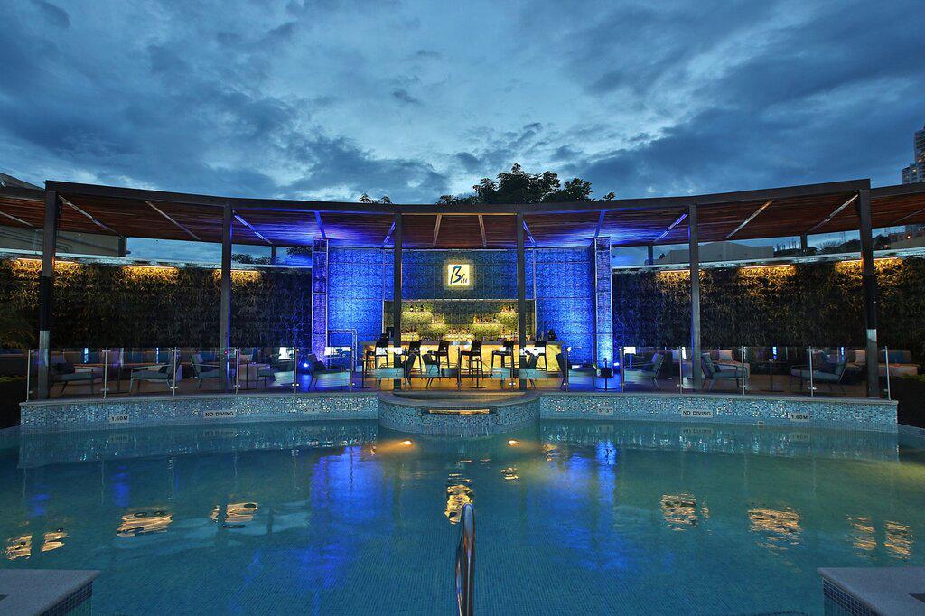 <b>Blu Bar</b> es ideal para todos aquellos que gustan de música ambiente lounge, un menú inigualable con sabores exquisitos y variedad de bebidas en un espacio fresco, a la luz de las estrellas. Encuentra este lugar frente el Hotel Real InterContinental.