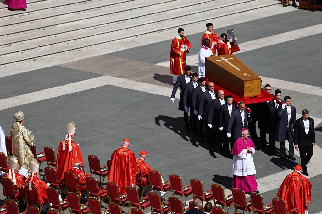 El féretro, elaborado en madera de ciprés y revestido interiormente con zinc, fue llevado a hombros por los sediarios desde la Basílica hasta el atrio, donde se colocó al ras del suelo, reflejando la humildad que caracterizó su pontificado.
