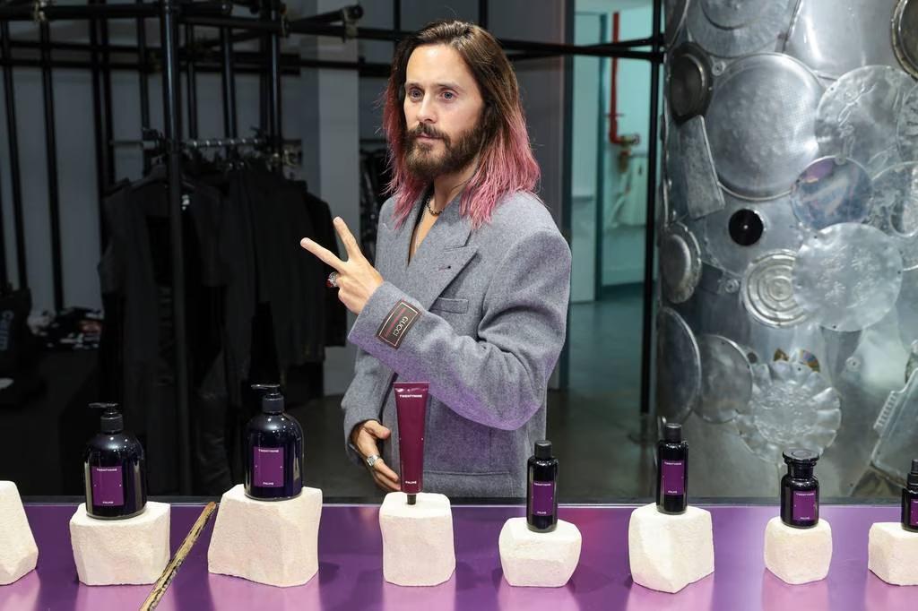 Jared Leto tiene su línea Twentynine Palms. La gama de cuidado la completan un total de 11 productos: sérums, hidratantes, exfoliantes fasciales, mascarillas, cremas corporales y productos para el cabello. El amaranto, el cactus y la onagra son algunas de las plantas que pueden encontrar en la formulación.. 