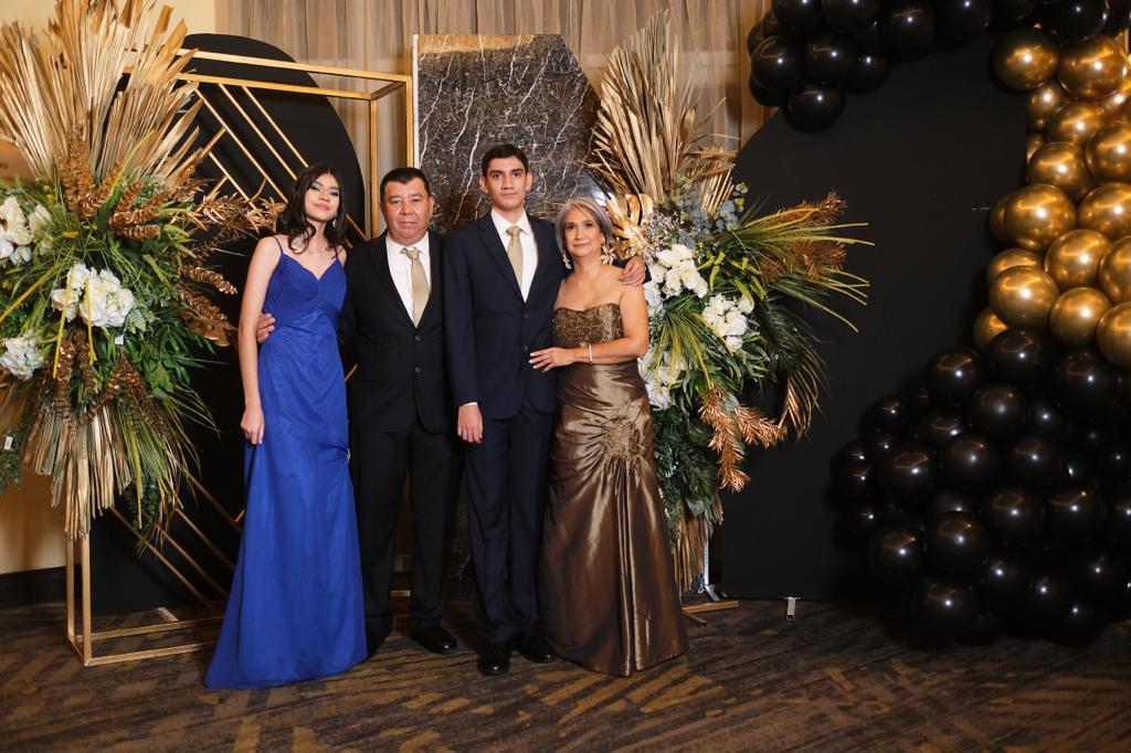 Senior Antonio Adolfo Lopez con sus padres Eduardo Lopez, Yara Funes, su hermana Rosalila Lopez