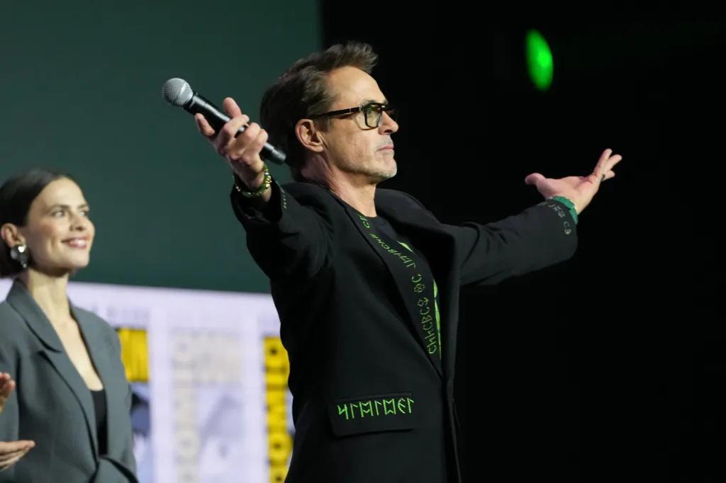 Robert Downey Jr., quien regresa al MCU como el villano Doctor Doom, tuvo una de sus entradas icónicas junto al elenco. 