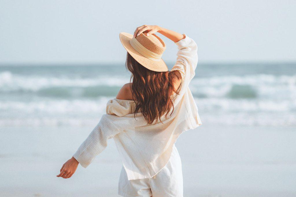 Aunque un día en la playa, disfrutando de la brisa marina, puede ser revitalizante para la mente y el cuerpo, el agua salada no siempre es beneficiosa para nuestro cabello. Su alta concentración de sales minerales puede tener varios efectos negativos. A continuación, detallamos los principales impactos que puede tener el agua salada sobre tu cabello.