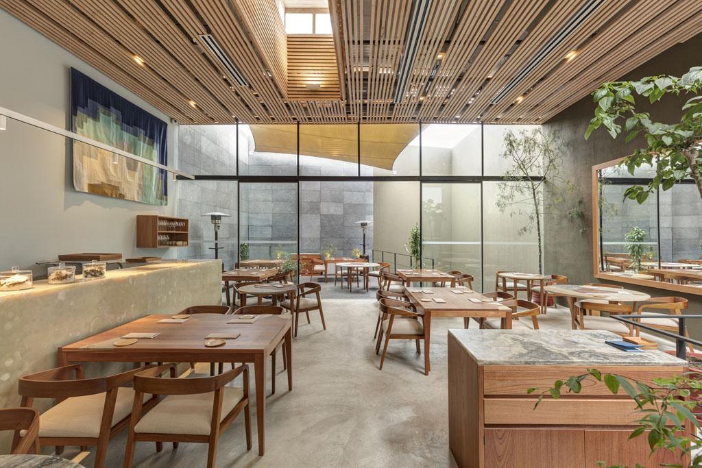 Kjolle es un restaurante ubicado en Lima, Perú, reconocido por su cocina innovadora y creativa. Dirigido por la chef Pía León, Kjolle ofrece platos que resaltan los ingredientes locales peruanos de una manera fresca y moderna. Con un enfoque en la sostenibilidad y la experimentación, el restaurante ha ganado reconocimiento tanto a nivel nacional como internacional, convirtiéndose en uno de los destinos gastronómicos más emocionantes de la ciudad. 