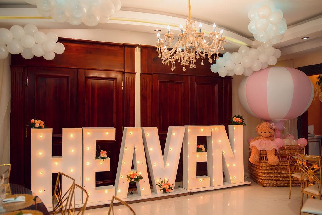 Chandeliers dorados, globos y un divertido globo aerostático daban la bienvenida a Heaven Jackenline que es el nombre que será a la pila bautsimal.