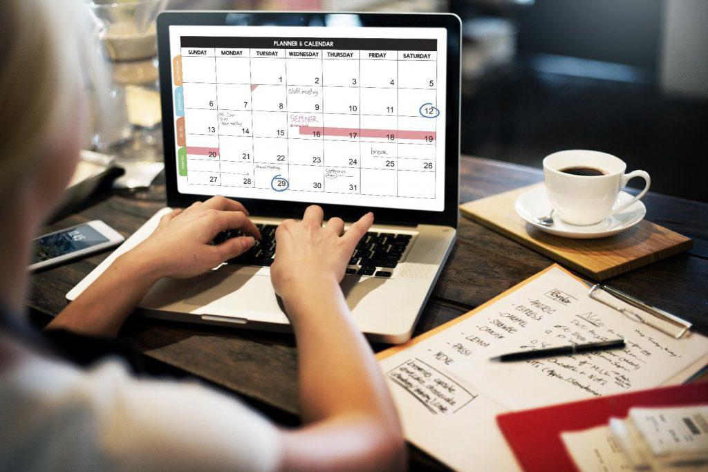 <b>Usa recordatorios y alarmas</b>: Si tu agenda es digital, aprovecha las notificaciones de recordatorios para no olvidar citas o tareas importantes.