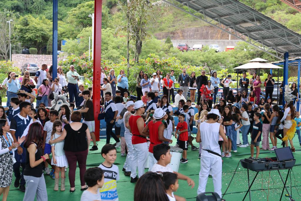 Al llegar, los senior fueron recibidos con una banda y los alumnos de primaria. 