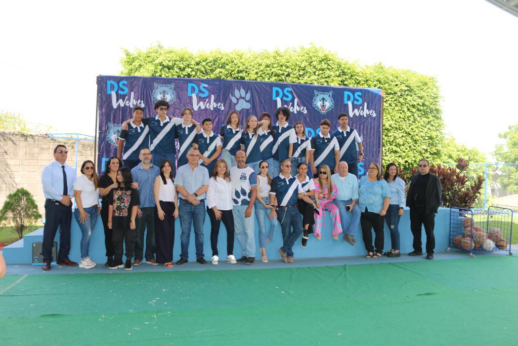 Los senior 2024 de Discovery School con sus familiares. 