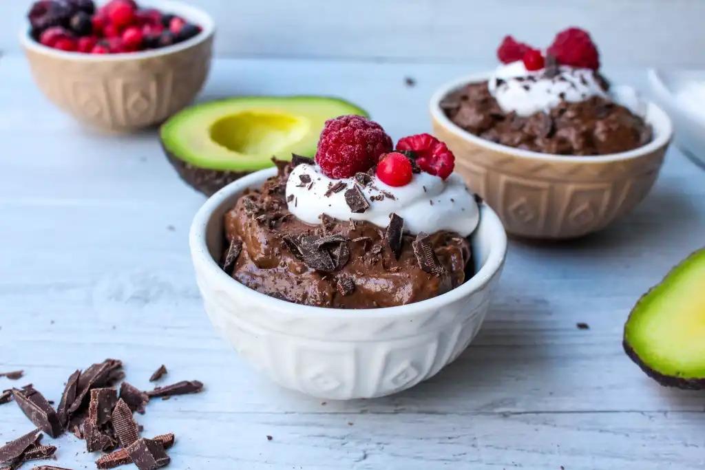 Si trituras medio aguacate maduro con una cucharada de cacao sin azúcar, una cucharadita de miel o agave syrup y unas gotitas de vainilla, obtendrás un cremoso avocado &amp; cacao mousse que te aportará grasas saludables.