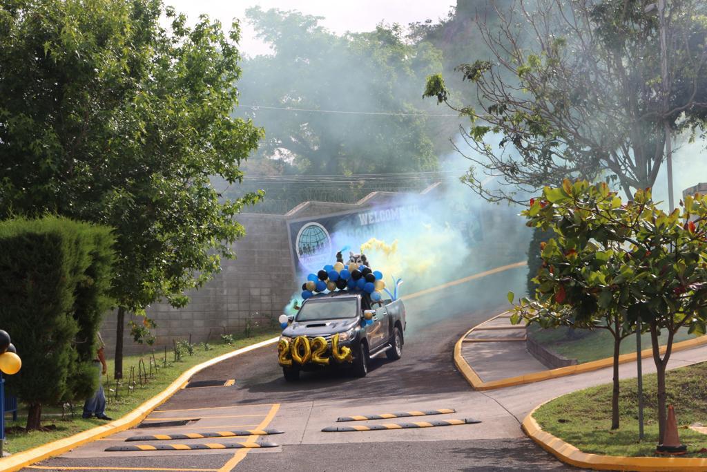 Entrada de la caravana a la escuela. 