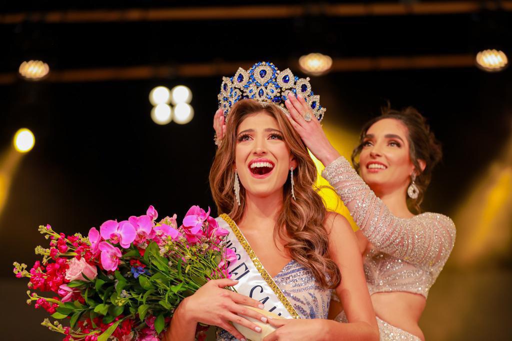 <b>Acusan a Miss El Salvador de haber comprado la corona</b>Isabella García-Manzo ha sido designada como la representante de El Salvador en el certamen de Miss Universo 2023, programado para el 18 de noviembre en su país natal. Desde su nominación, las redes sociales han sido testigos de un intenso debate, con algunos usuarios expresando dudas sobre la legitimidad del proceso de selección.