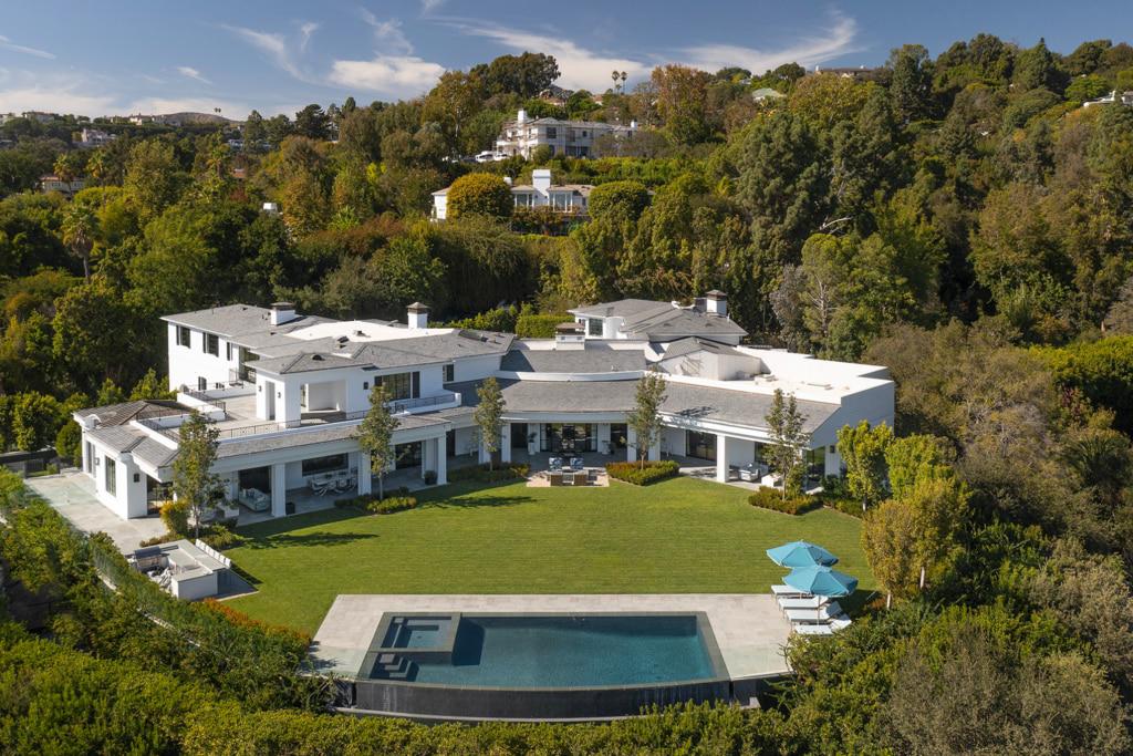 Mientras tanto, la gigante mansión que compraron juntos está actualmente en el mercado. Ben se mudó a un apartamento solo y, según se informa, Jennifer está a punto de comprar un nuevo lugar en Beverly Hills.