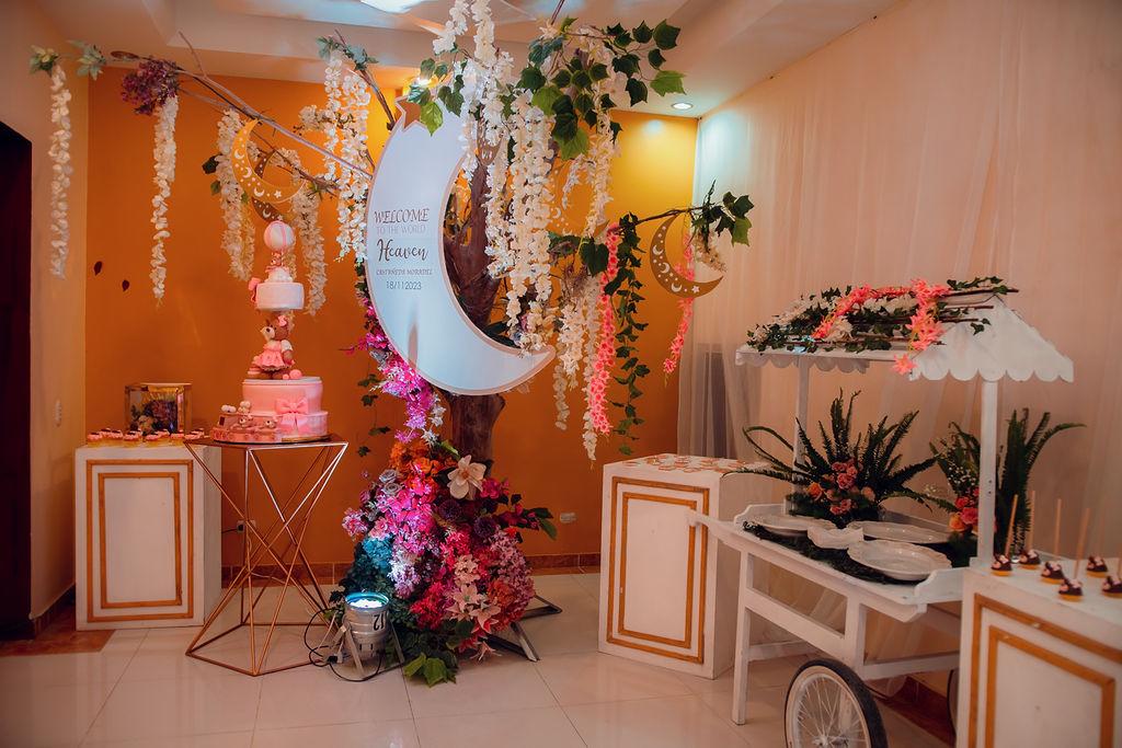 Cada espacio del lugar fue adornado con una creativa puesta en escena, apostando por la variedad de colores en , blanco , rosado y pinceladas en dorado.