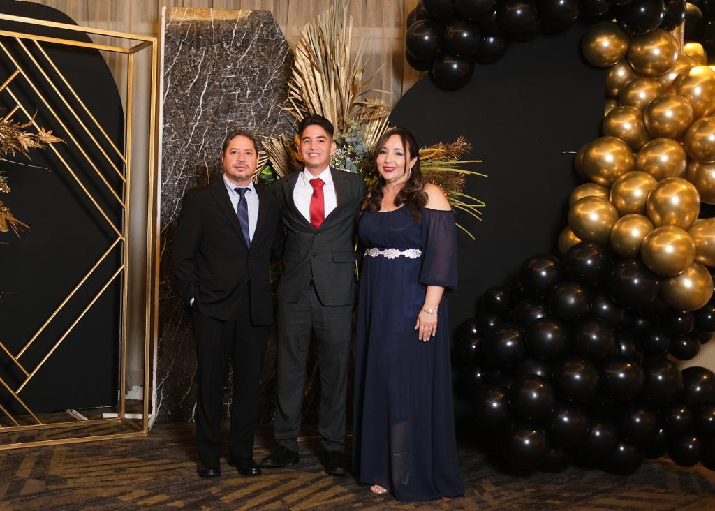 Senior Jose Miguel Garcia acompañado por sus padres Gilberto Garcia y Esther Lorena Diaz