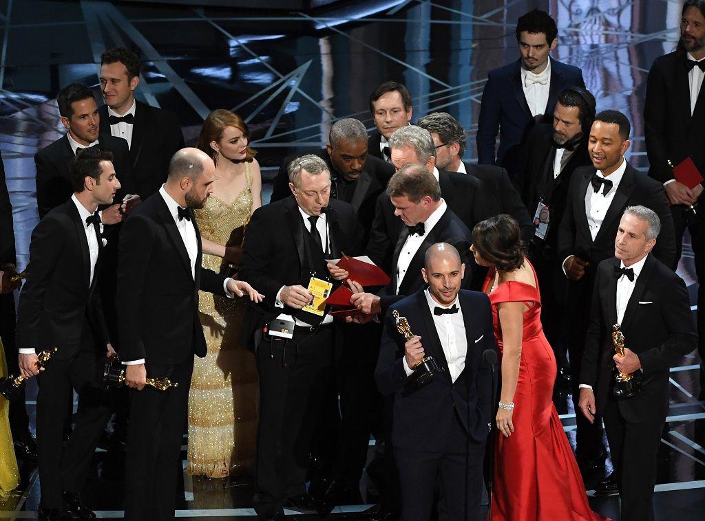 <b>La confusión del sobre equivocado (2017)</b>El momento más caótico en la historia de los Oscar ocurrió cuando Warren Beatty y Faye Dunaway anunciaron por error a La La Land como ganadora de Mejor Película, cuando en realidad el premio era para Moonlight.