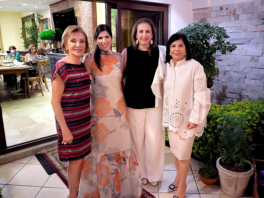 Gloria Hawit, Adela Castillo, Fanny Hawit y Julliet Handal de Castillo.