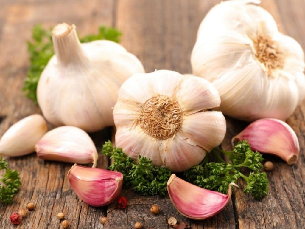 El ajo puede reducir la presión alta de manera considerable pues contiene una enzima medicinal llamada alicina, la cual es beneficiosa para el corazón y actúa como un vasodilatador. 