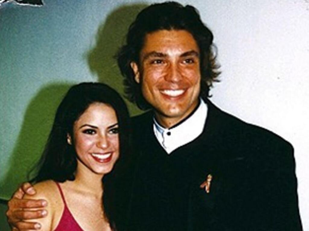 <i><b>Osvaldo Ríos</b></i>En 1997, la cantante colombiana mantuvo una relación con el actor puertorriqueño Osvaldo Ríos y muchos periodistas colombianos aseguraron que él quiso sacar ventaja y aumentar su fama debido al éxito de Shakira.