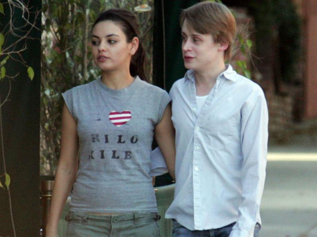 Mila Kunis y Macaulay Culkin.