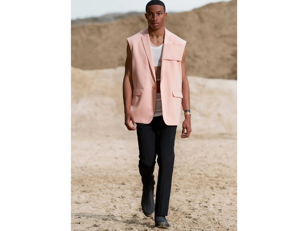 Chalecos: Si hablamos de calor sabes que lo indicados para ti serán estos chalecos estilo varsity que tienen mangas cortas y además te aportarán mucho estilo.