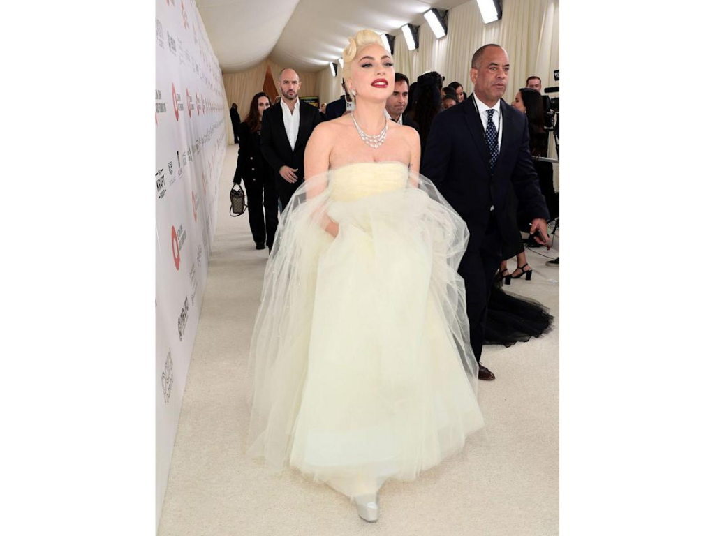 Iniciemos hablando del espectacular vestido blanco, casi amarillo en tul por el que la compositora optó; este fue diseñado y confeccionado por la firma Rodarte.