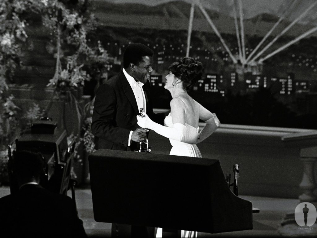 Beso prohibidoComo muchos sabemos, Sidney Poitier se convirtió en el primer afroamericano en ganar la estatuilla a Mejor Actor por su papel en Los lirios del Valle. La bella actriz Anne Bancroft quiso unirse a la celebración de Poitier, dándole un beso en la mejilla. Solo faltó ese gesto para que la gente hiciera un escándalo y tildaran el hecho como ‘’el beso prohibido’’.