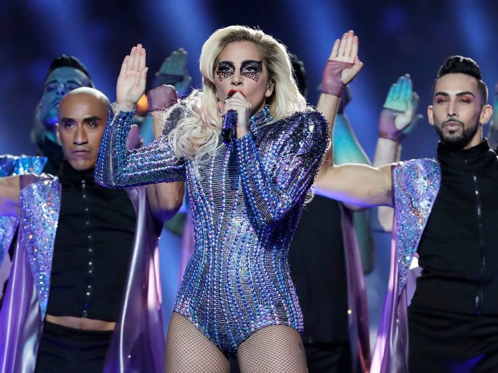 Lady Gaga – 2017 Gaga lució un hermoso bodysuit con hombreras y botas altas cargadas de brillos de Versace, que complementó con el maquillaje extravagante que la caracteriza