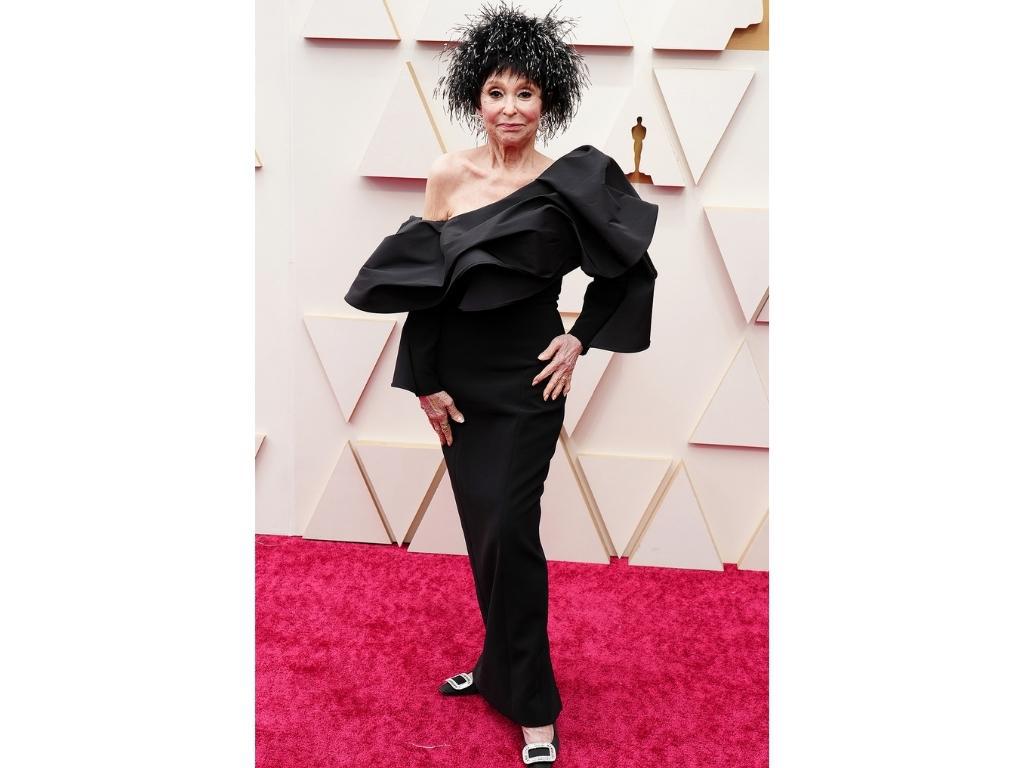 Rita Moreno vistiendo Carolina Herrera