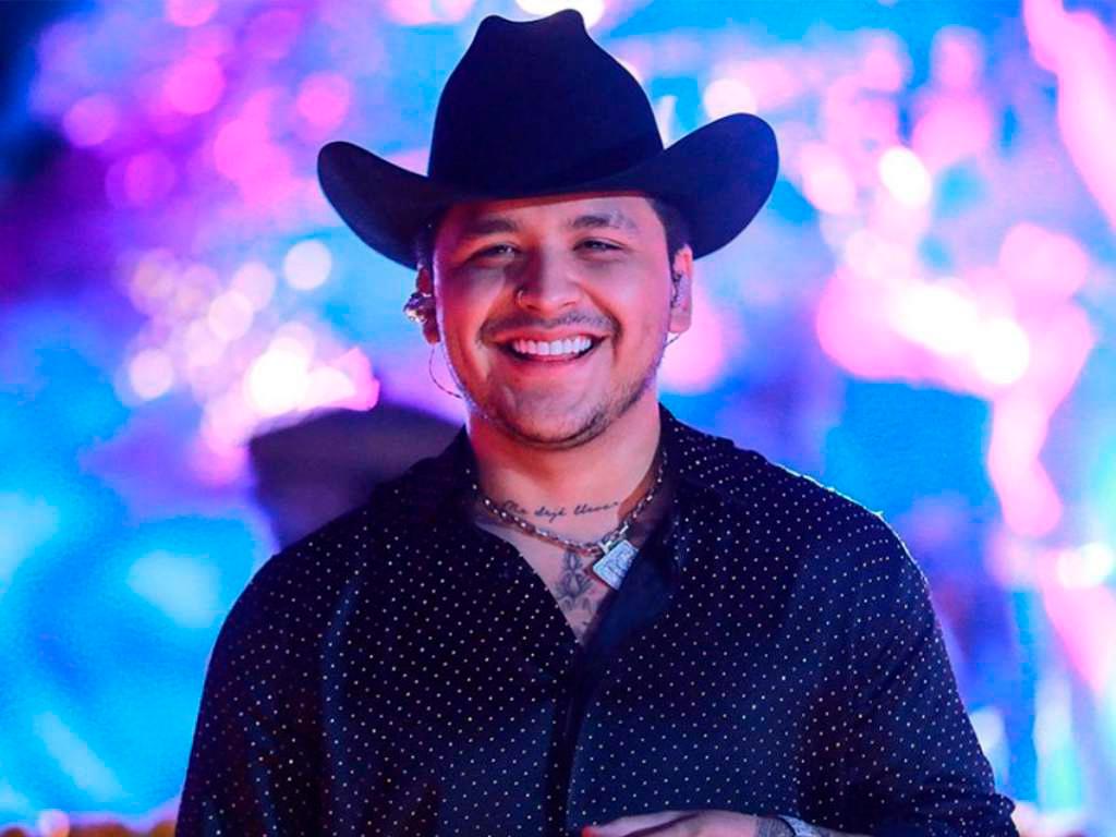 Christian Nodal se borra tatuaje tras ruptura con Belinda