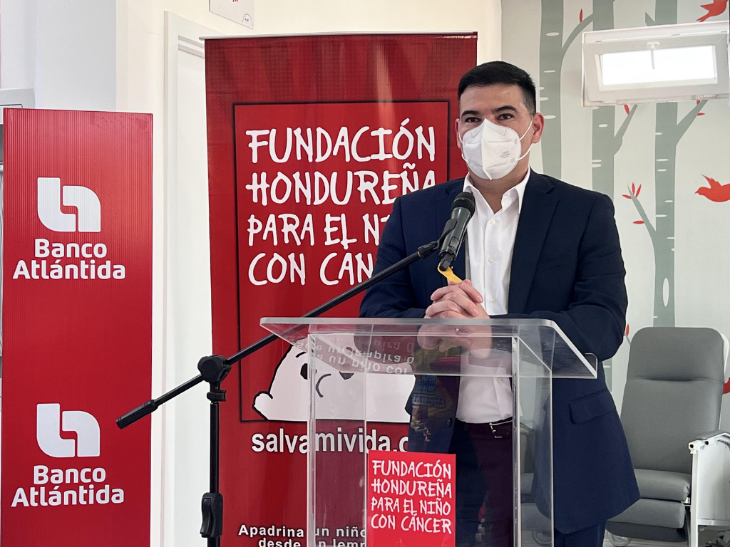 Banco Atlántida entrega donativo a la Fundación Hondureña para el Niño con Cáncer