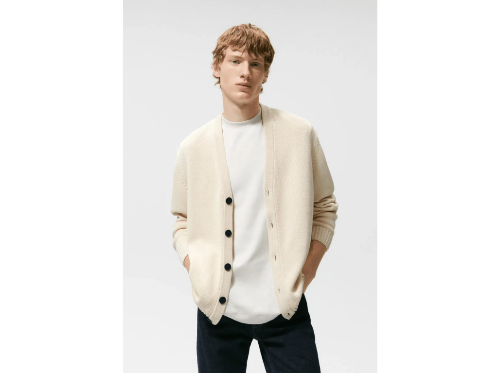 Cardigans: Estos siempre son una buena opción para acompañar tu t-shirts, por más sencillas que sean. Esta vez los que tienen botones grandes te harán ver en tendencia.