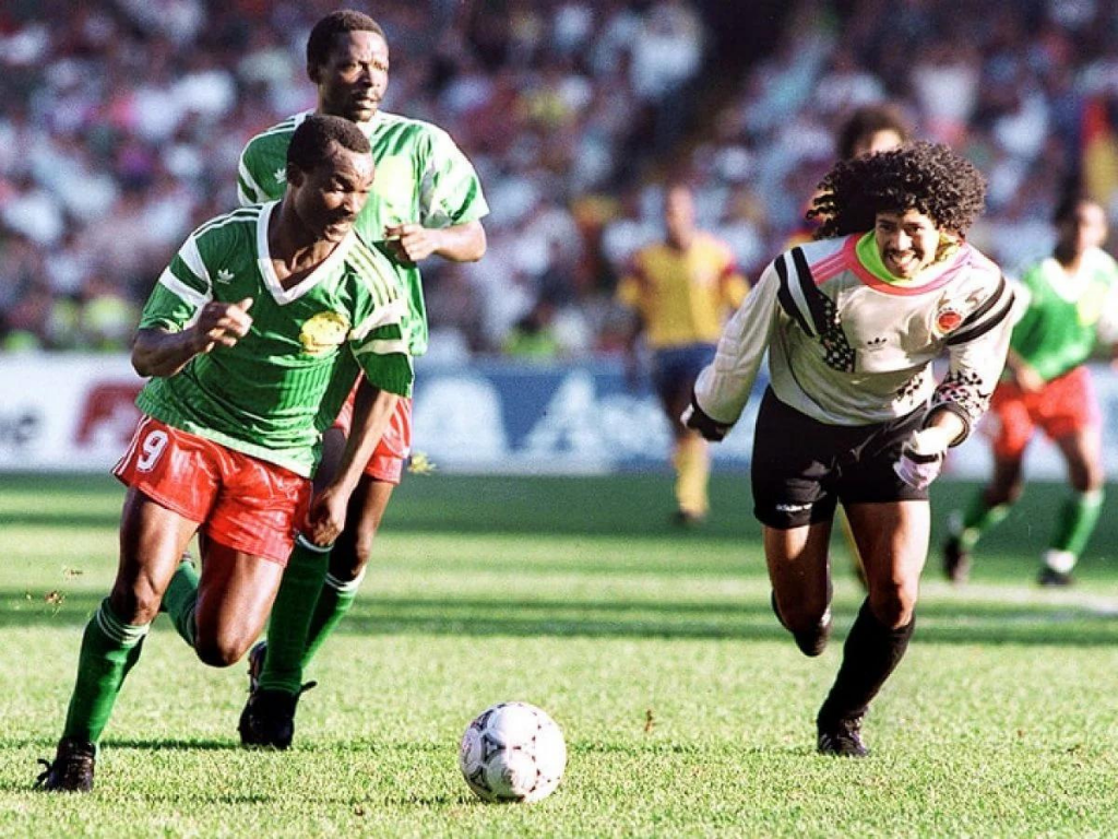 Lamento colombianoLa selección colombiana llevaba un prometedor equipo al Mundial de Italia 90, pero en el partido contra Camerún, en octavos de final, el portero René Higuita quería eludir al veterano delantero Roger Milla, pero le salió desastroso y terminaron perdiendo el encuentro.