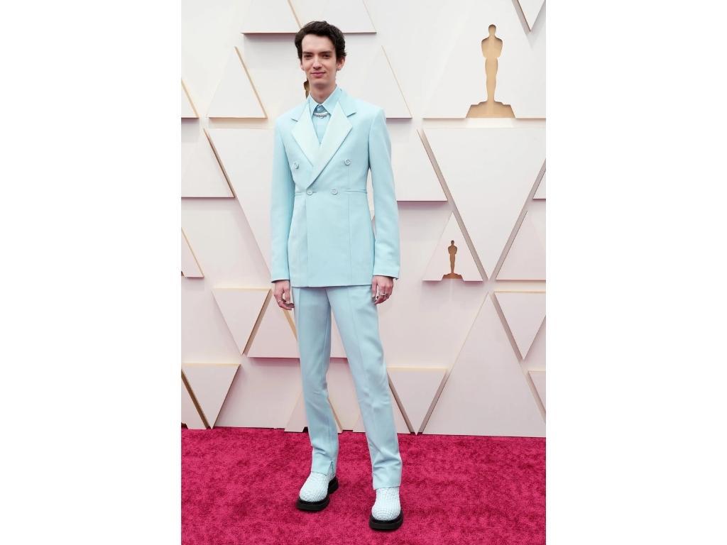 Kodi Smit-McPhee vistiendo Bottega Veneta