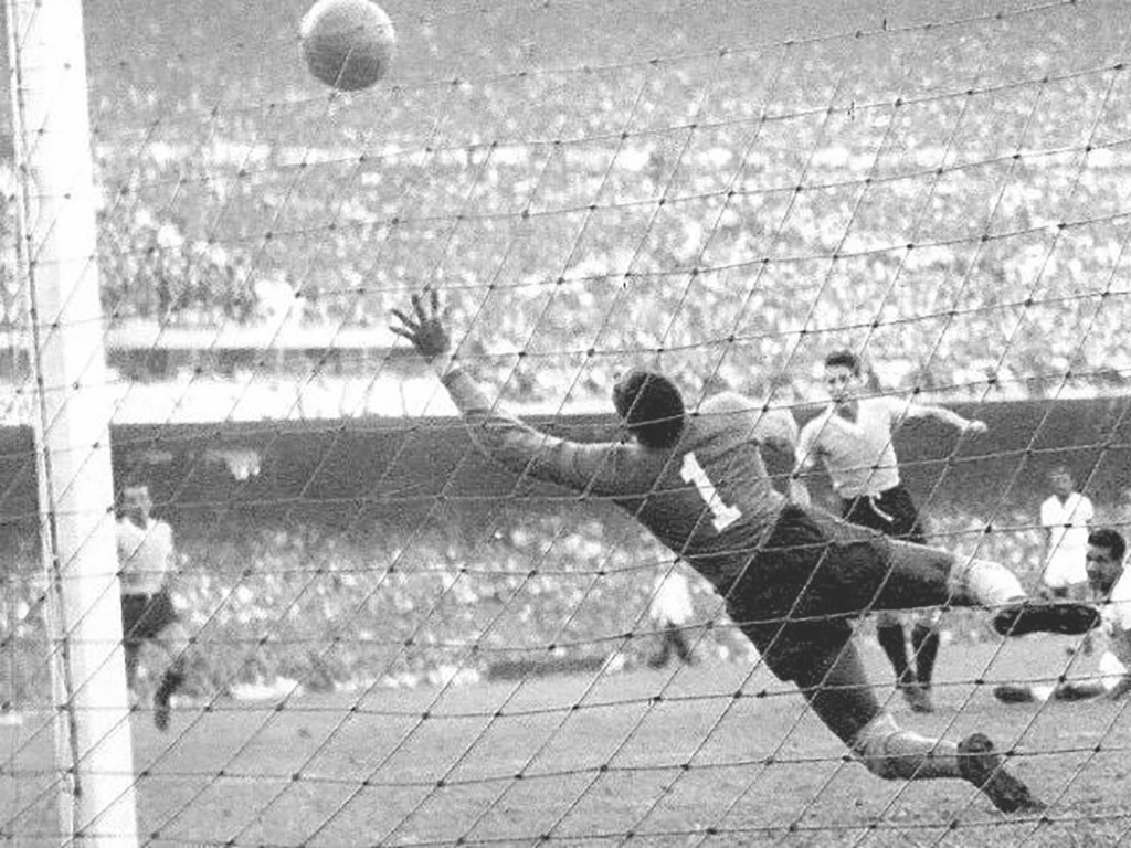 MaracanazoA la selección de Brasil de 1950 le faltaba un empate o ganarle a Uruguay para quedarse con la copa de ese año. Con más de 200 mil aficionados reunidos en el estadio Maracaná, la cuna de Brasil, los anfitriones no pudieron lograr su objetivo y se fueron con la cabeza abajo pues Uruguay se impuso un 2-1, haciendo historia. 