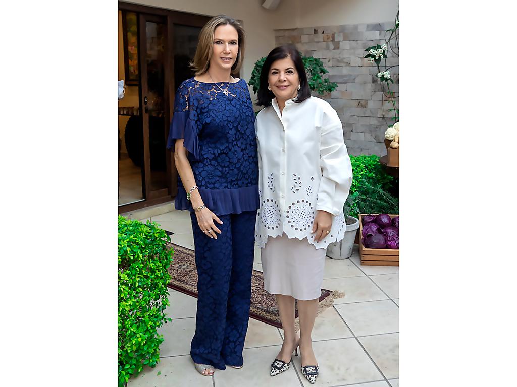 Erika Segovia de Méndez y JullietHandal de Castillo.