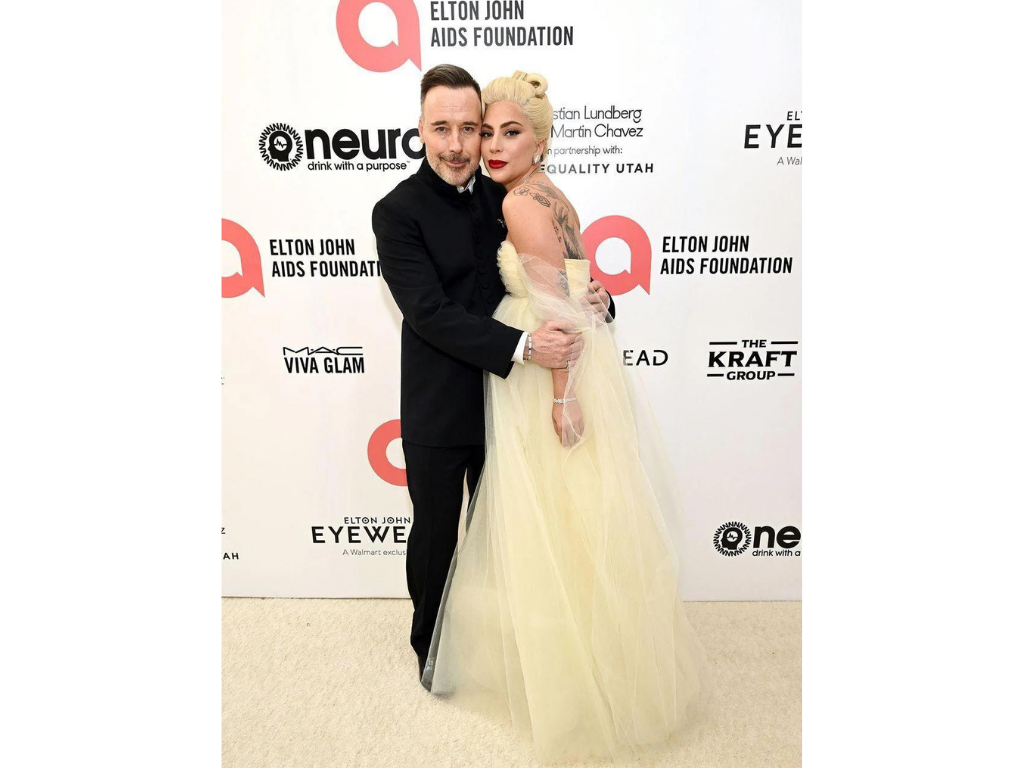 Lady Gaga celebra su cumpleaños en la fiesta de los Óscar de Elton John