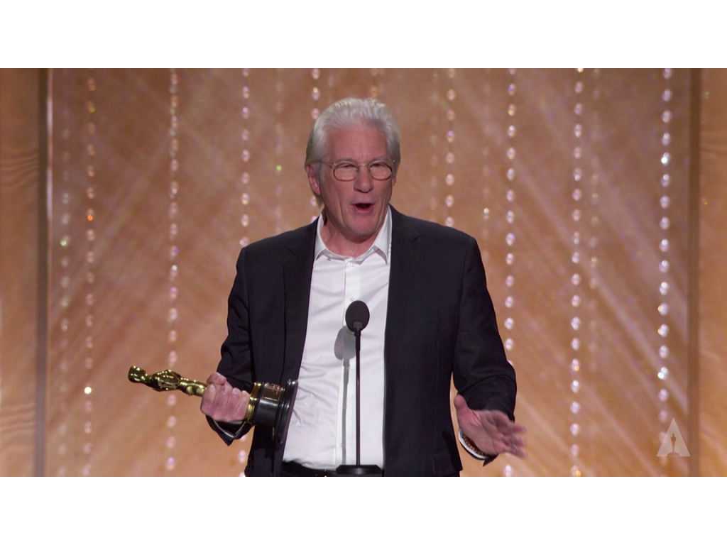 A Favor del TíbetEsa misma noche, en 1993, Richard Gere aprovechó la coyuntura y usó su tiempo para criticar sobre los derechos humanos en China y la opresión que ejercen los chinos en el Tibet. Por este hecho fue baneado de la gala; en el 2003 volvimos a verlo en los Óscar