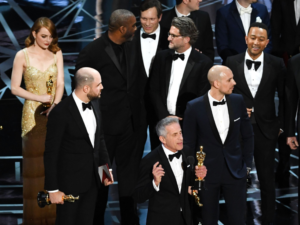 Ganar y luego perderUn total show, eso fue la noche del 2017 cuando en la celebración Warren Beatty y Faye Dunaway proclamaban a La La Land ganadora como Mejor Película. Los actores, guionistas, directores y productores de la cinta pasaron adelante y recibieron toda clase de aplausos y brindaron sus agradecimientos, pero pasaría lo inesperado. Hubo un error en los sobres y en realidad la ganadora fue la película Moonlight. A todos se les caía la cara, no digamos a Warren y Faye, que quedaron en el recuerdo de todos.