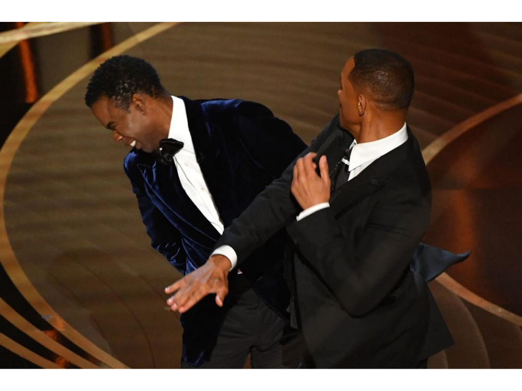 VIOLENCIA FÍSICAEn la gala de los Óscar 2022 el comediante y actor Chris Rock estaba animando al público con una que otra broma, pero luego se le ocurrió hacer chistes sobre el problema de calvicie que tiene Jada Pinkett Smith. Esta fue la gota que derramó el vaso, y Will Smith subió al escenario y sin mediar palabras le dio tremenda cachetada.