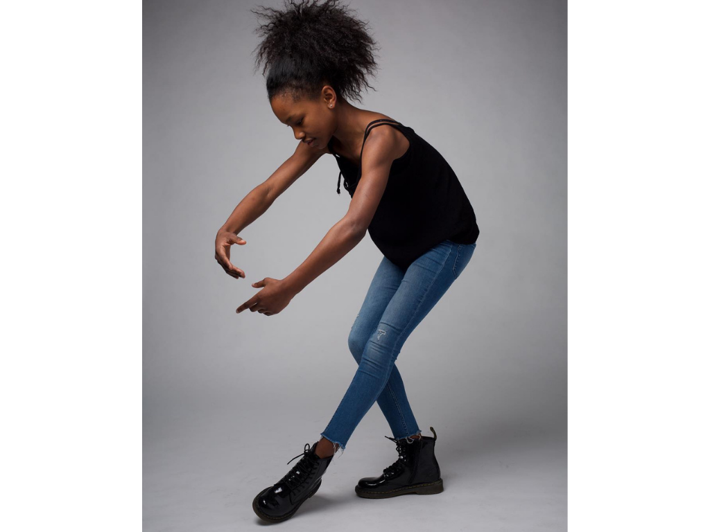 Desde los cuatro años inició con el aprendizaje en danza y teatro. Por su carisma y talento natural destacó de entre los demás.